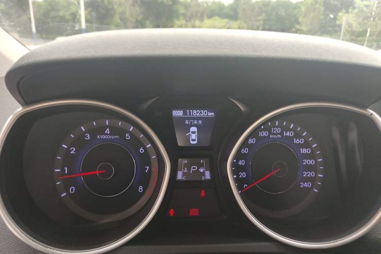 Used Hyundai Elantra (5th Generation / Langdong) 2016 1.6L Automatic Prestige Model Odometer Close Up