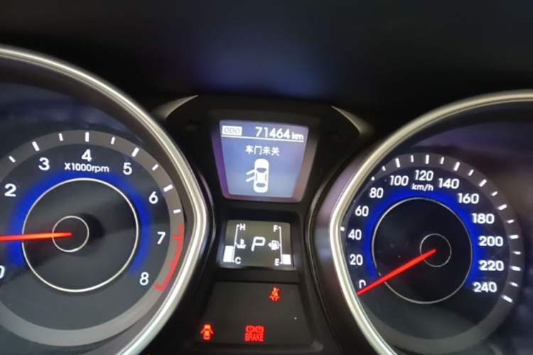 Used Hyundai Elantra (5th Generation / Langdong) 2016 1.6L Automatic Prestige Model Odometer Close Up
