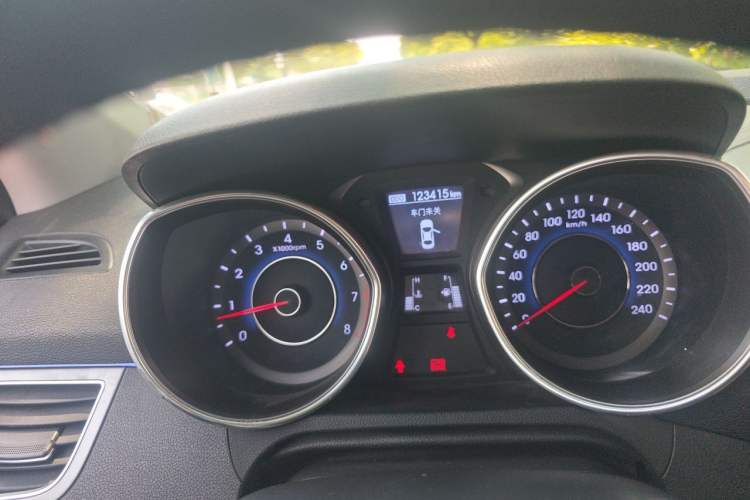 Used Hyundai Elantra (5th Generation / Langdong) 2016 1.6L Manual Luxury Model Odometer Close Up