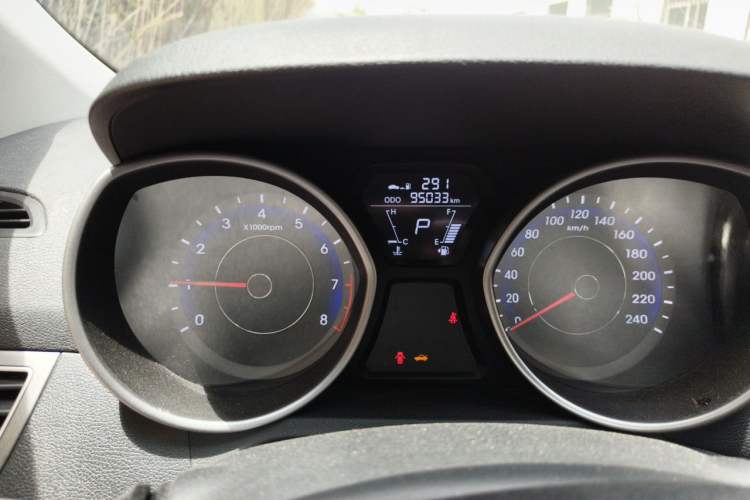 Used Hyundai Elantra (5th Generation / Langdong) 2016 1.6L Automatic Smart Version Odometer Close Up