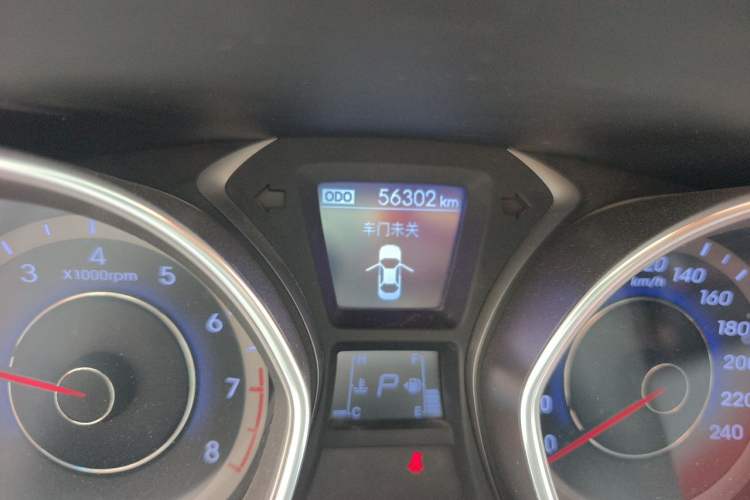 Used Hyundai Elantra (5th Generation / Langdong) 2016 1.6L Automatic Prestige Model Odometer Close Up