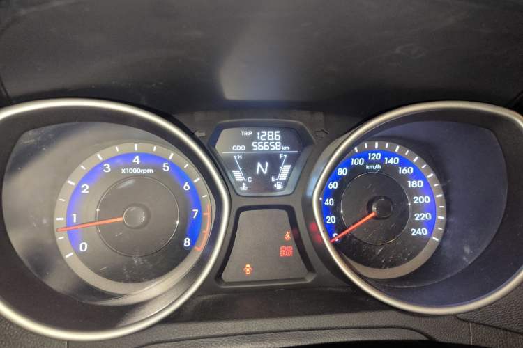 Used Hyundai Elantra (5th Generation / Langdong) 2016 1.6L Automatic Smart Version Odometer Close Up