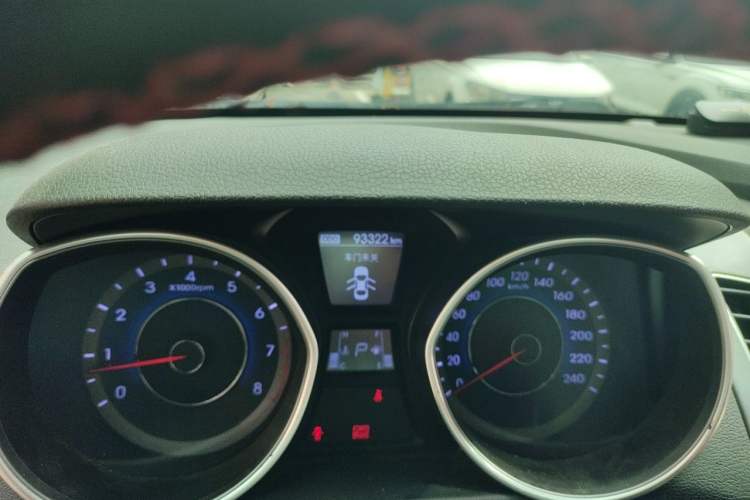 Used Hyundai Elantra (5th Generation / Langdong) 2016 1.6L Automatic Prestige Model Odometer Close Up