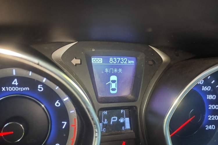 Used Hyundai Elantra (5th Generation / Langdong) 2016 1.6L Automatic Prestige Model Odometer Close Up