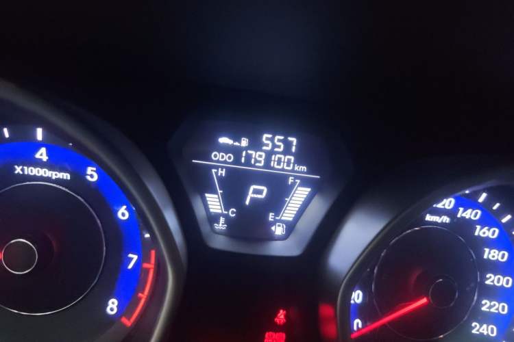 Used Hyundai Elantra (5th Generation / Langdong) 2016 1.6L Automatic Smart Version Odometer Close Up