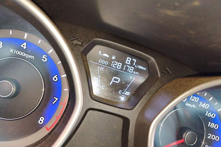 Used Hyundai Elantra (5th Generation / Langdong) 2016 1.6L Automatic Smart Version Odometer Close Up