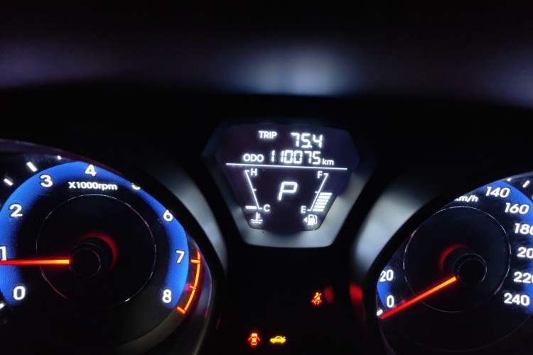 Used Hyundai Elantra (5th Generation / Langdong) 2016 1.6L Automatic Smart Version Odometer Close Up