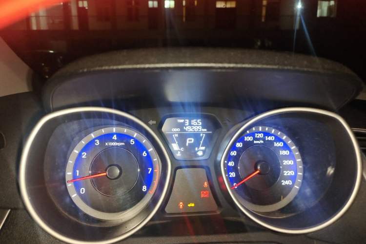 Used Hyundai Elantra (5th Generation / Langdong) 2016 1.6L Automatic Smart Version Odometer Close Up