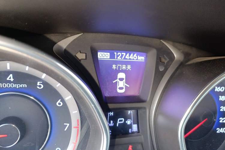 Used Hyundai Elantra (5th Generation / Langdong) 2016 1.6L Automatic Prestige Model Odometer Close Up
