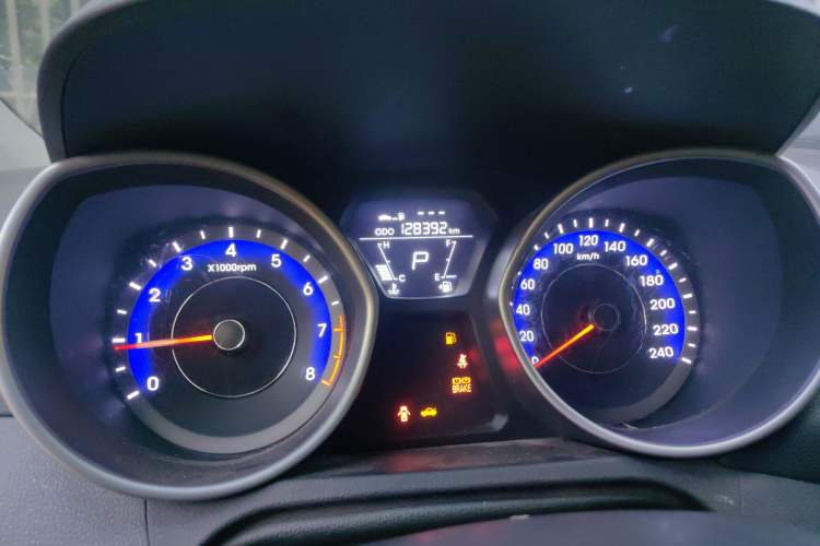 Used Hyundai Elantra (5th Generation / Langdong) 2016 1.6L Automatic Smart Version Odometer Close Up
