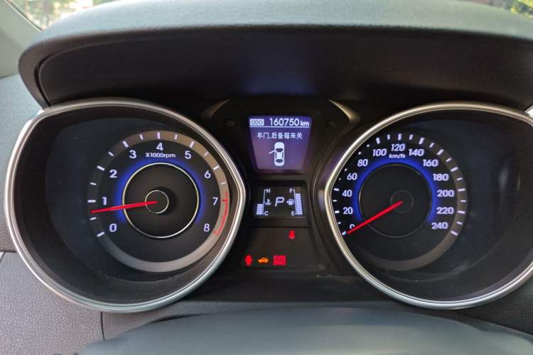 Used Hyundai Elantra (5th Generation / Langdong) 2016 1.6L Automatic Prestige Model Odometer Close Up