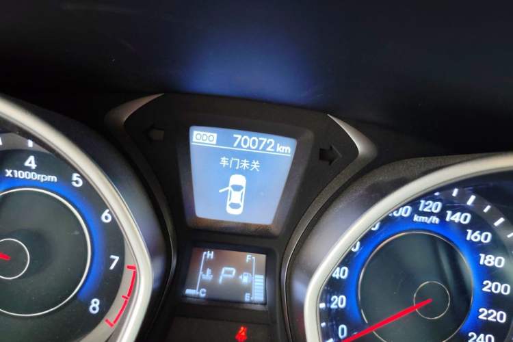 Used Hyundai Elantra (5th Generation / Langdong) 2016 1.6L Automatic Prestige Model Odometer Close Up
