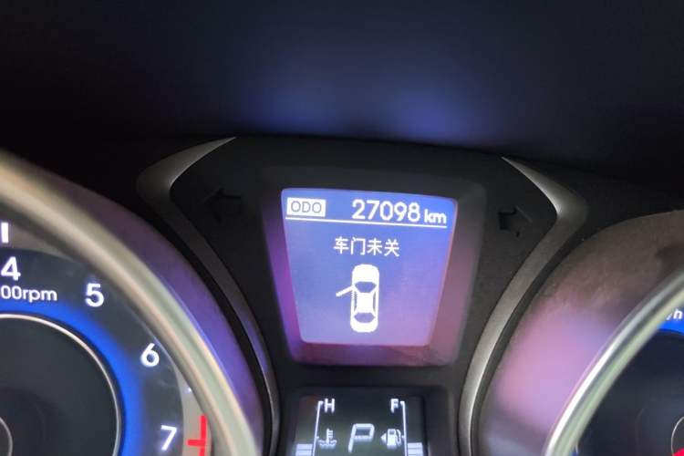 Used Hyundai Elantra (5th Generation / Langdong) 2016 1.6L Automatic Prestige Model Odometer Close Up