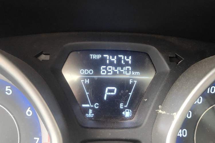Used Hyundai Elantra (5th Generation / Langdong) 2016 1.6L Automatic Smart Version Odometer Close Up