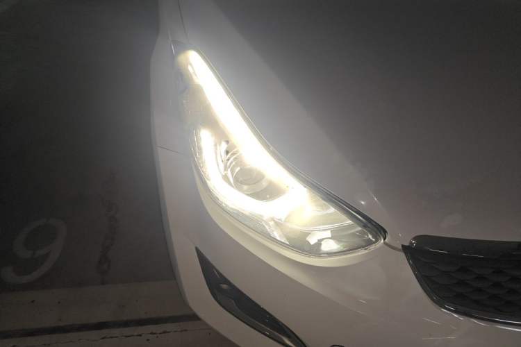 Used Hyundai Elantra (5th Generation / Langdong) 2016 1.6L Manual Luxury Model Right Front Headlight