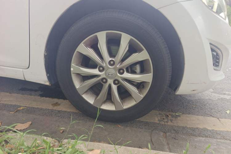 Used Hyundai Elantra (5th Generation / Langdong) 2016 1.6L Manual Luxury Model Right Front Wheel Hub