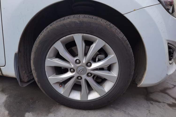 Used Hyundai Elantra (5th Generation / Langdong) 2016 1.6L Manual Luxury Model Right Front Wheel Hub