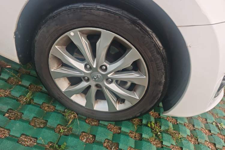 Used Hyundai Elantra (5th Generation / Langdong) 2016 1.6L Automatic Prestige Model Right Front Wheel Hub