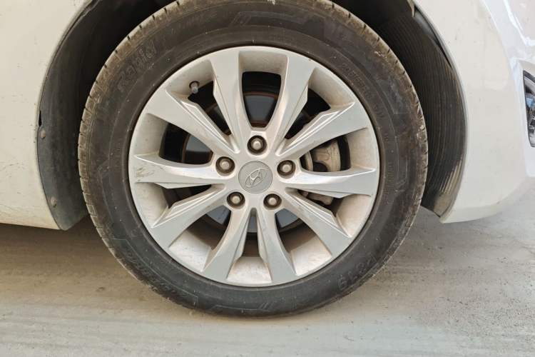 Used Hyundai Elantra (5th Generation / Langdong) 2016 1.6L Manual Luxury Model Right Front Wheel Hub