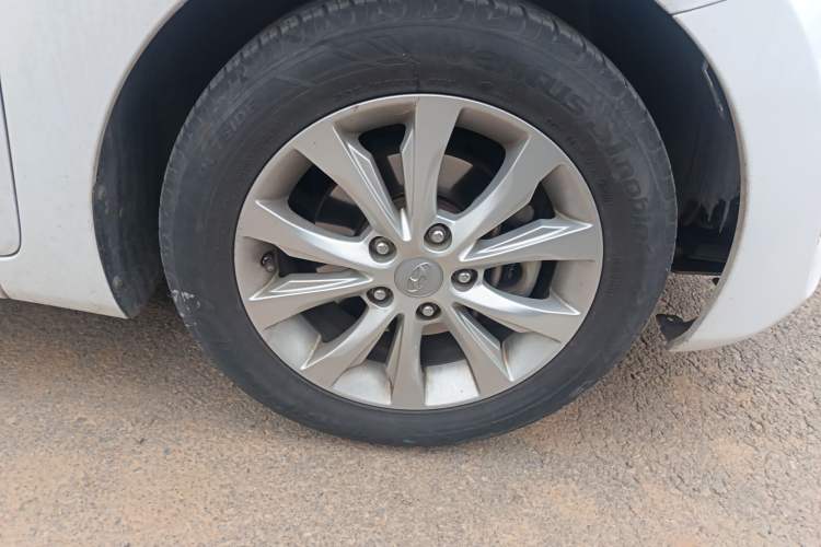 Used Hyundai Elantra (5th Generation / Langdong) 2016 1.6L Manual Luxury Model Right Front Wheel Hub