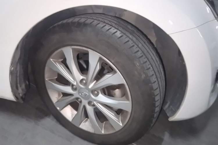 Used Hyundai Elantra (5th Generation / Langdong) 2016 1.6L Manual Luxury Model Right Front Wheel Hub