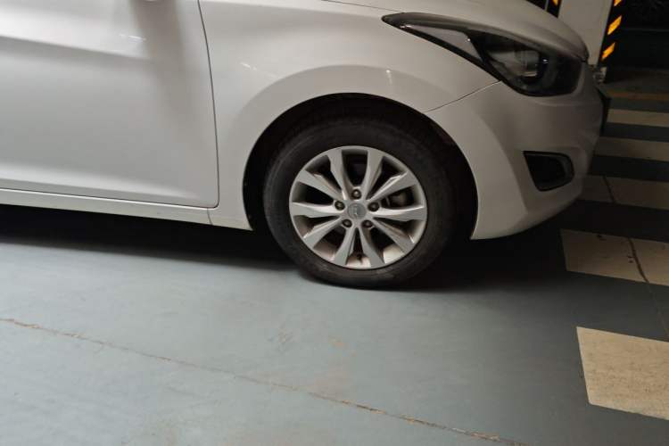 Used Hyundai Elantra (5th Generation / Langdong) 2016 1.6L Manual Luxury Model Right Front Wheel Hub