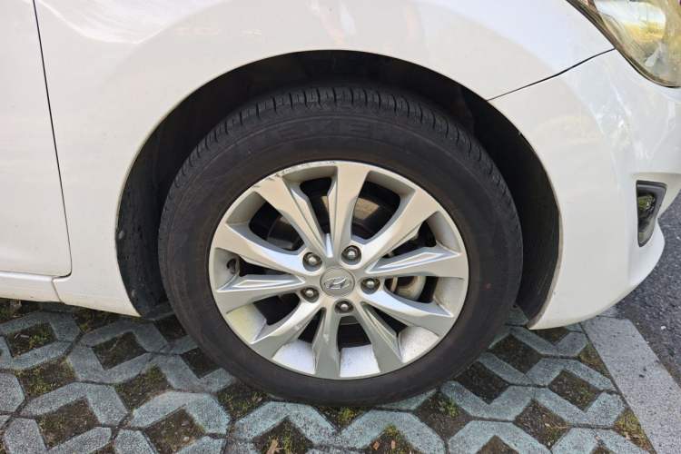Used Hyundai Elantra (5th Generation / Langdong) 2016 1.6L Manual Luxury Model Right Front Wheel Hub