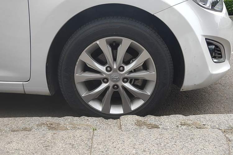 Used Hyundai Elantra (5th Generation / Langdong) 2016 1.6L Automatic Smart Version Right Front Wheel Hub