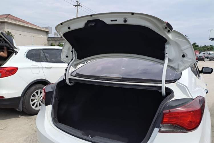 Used Hyundai Elantra (5th Generation / Langdong) 2016 1.6L Automatic Prestige Model Trunk