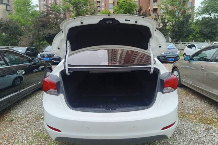 Used Hyundai Elantra (5th Generation / Langdong) 2016 1.6L Automatic Prestige Model Trunk