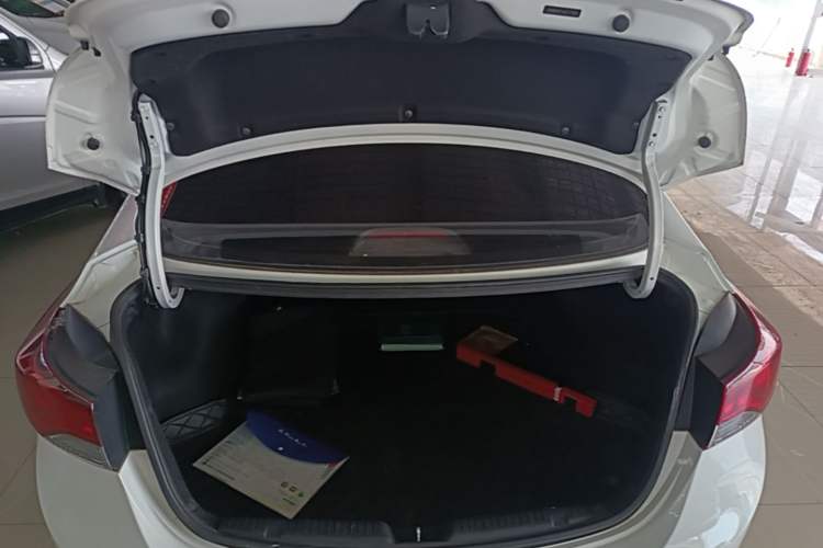 Used Hyundai Elantra (5th Generation / Langdong) 2016 1.6L Automatic Prestige Model Trunk