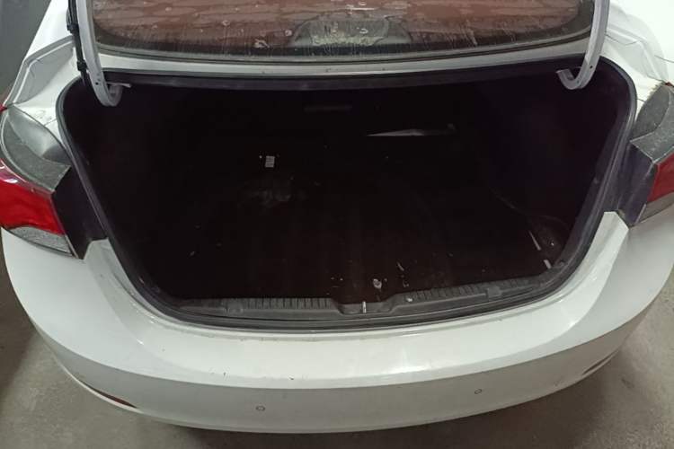 Used Hyundai Elantra (5th Generation / Langdong) 2016 1.6L Automatic Prestige Model Trunk