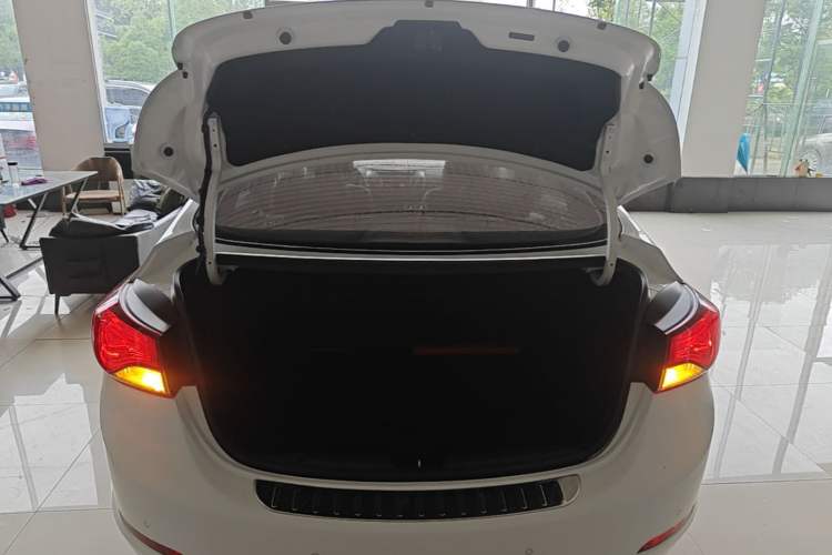 Used Hyundai Elantra (5th Generation / Langdong) 2016 1.6L Automatic Prestige Model Trunk