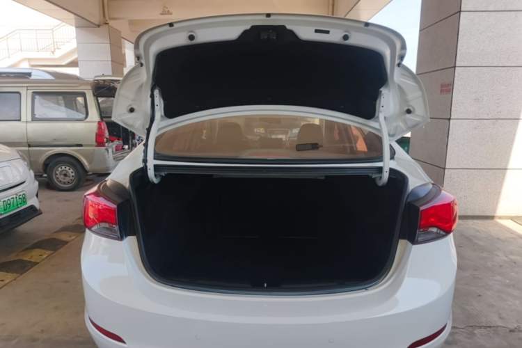Used Hyundai Elantra (5th Generation / Langdong) 2016 1.6L Automatic Smart Version Trunk