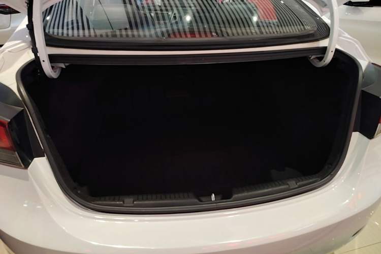 Used Hyundai Elantra (5th Generation / Langdong) 2016 1.6L Automatic Prestige Model Trunk