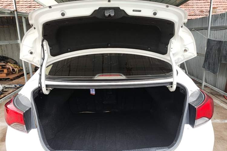 Used Hyundai Elantra (5th Generation / Langdong) 2016 1.6L Automatic Prestige Model Trunk