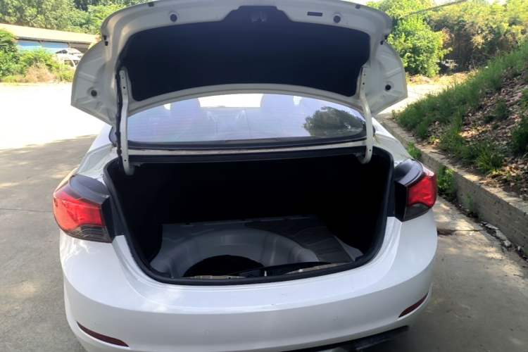 Used Hyundai Elantra (5th Generation / Langdong) 2016 1.6L Automatic Smart Version Trunk