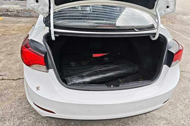 Used Hyundai Elantra (5th Generation / Langdong) 2016 1.6L Automatic Prestige Model Trunk