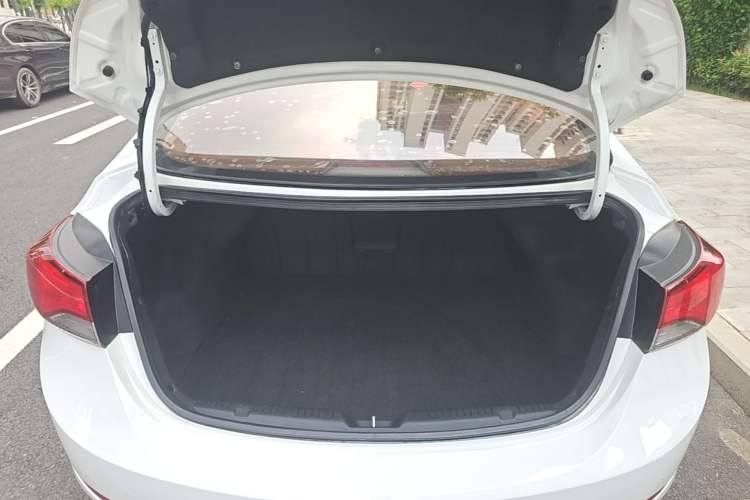 Used Hyundai Elantra (5th Generation / Langdong) 2016 1.6L Automatic Prestige Model Trunk