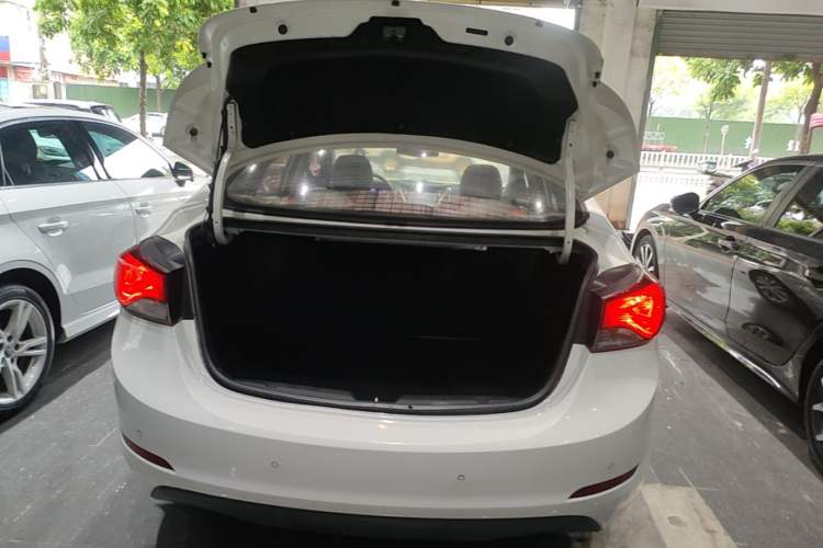 Used Hyundai Elantra (5th Generation / Langdong) 2016 1.6L Automatic Smart Version Trunk
