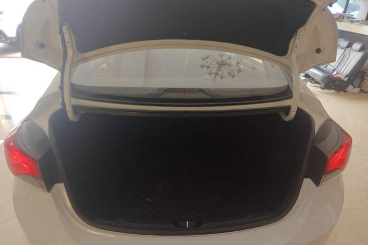 Used Hyundai Elantra (5th Generation / Langdong) 2016 1.6L Automatic Smart Version Trunk