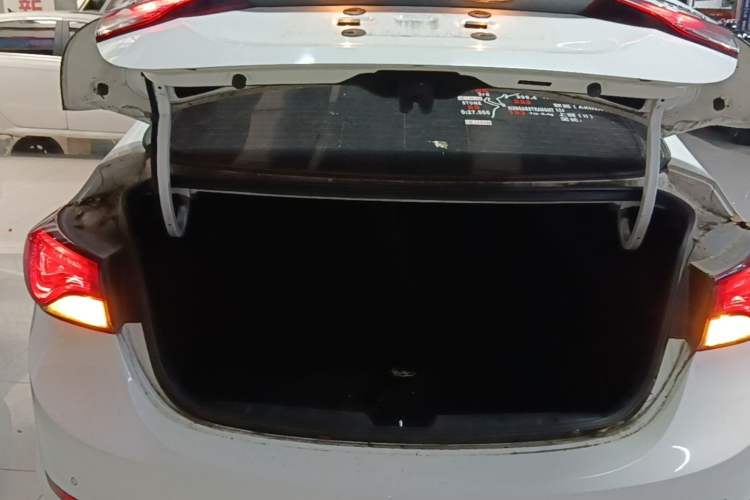 Used Hyundai Elantra (5th Generation / Langdong) 2016 1.6L Automatic Prestige Model Trunk