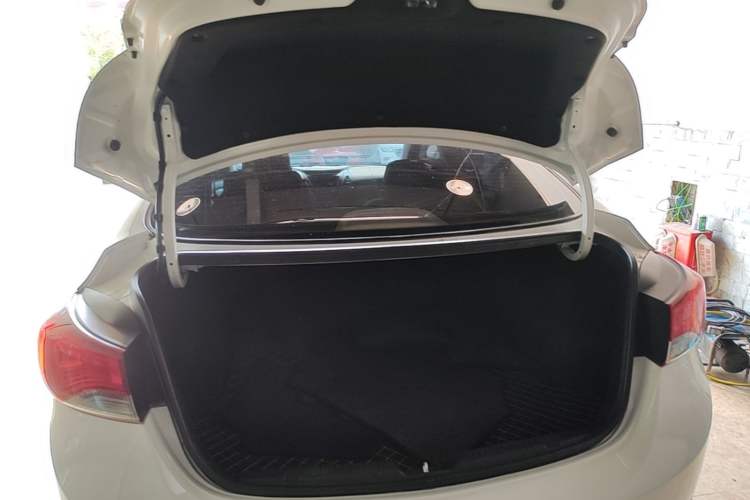 Used Hyundai Elantra (5th Generation / Langdong) 2016 1.6L Automatic Prestige Model Trunk