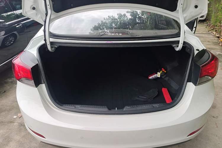 Used Hyundai Elantra (5th Generation / Langdong) 2016 1.6L Automatic Smart Version Trunk