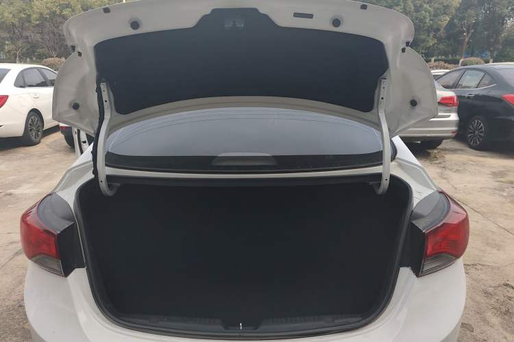 Used Hyundai Elantra (5th Generation / Langdong) 2016 1.6L Automatic Smart Version Trunk
