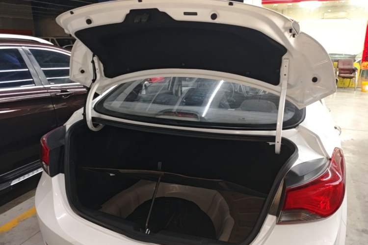 Used Hyundai Elantra (5th Generation / Langdong) 2016 1.6L Automatic Smart Version Trunk