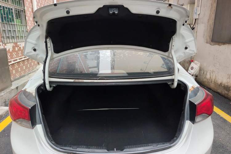 Used Hyundai Elantra (5th Generation / Langdong) 2016 1.6L Automatic Smart Version Trunk