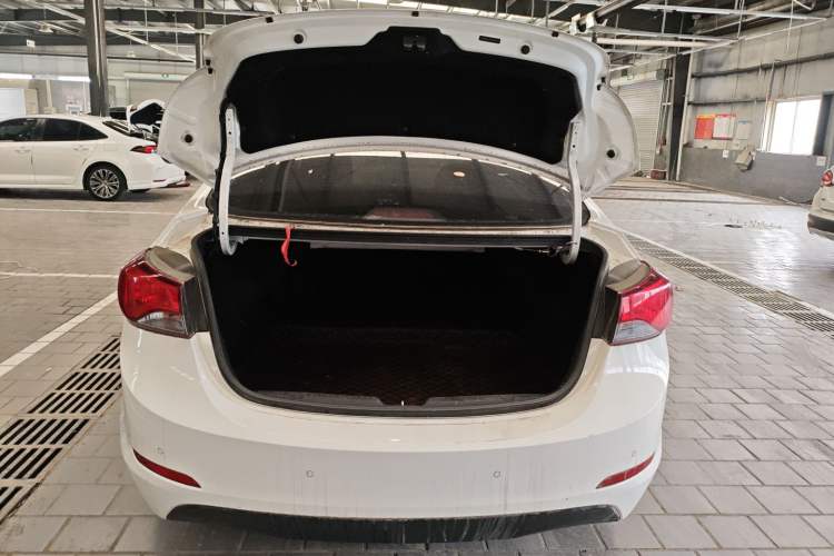 Used Hyundai Elantra (5th Generation / Langdong) 2016 1.6L Automatic Prestige Model Trunk