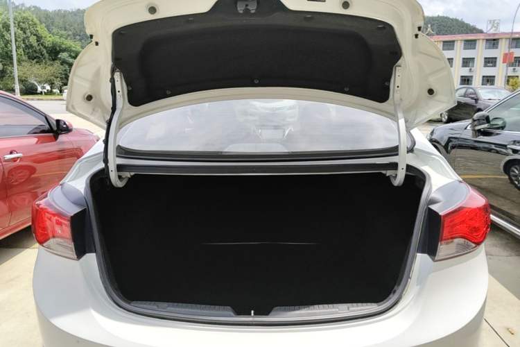 Used Hyundai Elantra (5th Generation / Langdong) 2016 1.6L Automatic Smart Version Trunk