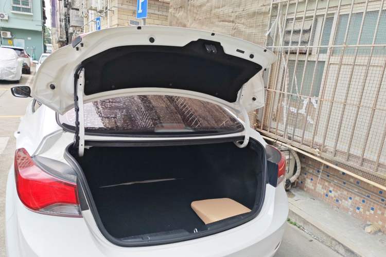 Used Hyundai Elantra (5th Generation / Langdong) 2016 1.6L Automatic Smart Version Trunk